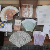 Punere în circulație a bancnotelor contrafăcute-Foto: Poliția Română