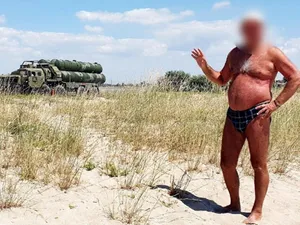 Rușii din Crimeea arată unde sunt ascunse sistemele de rachete S-400, deși este interzis - FOTO: Twitter/MrFukkew