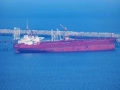 Cargoul petrolier Nordic Cygnus aşteaptă să fie încărcat în portul petrolier al oraşului Le Havre, din Franţa - Foto: Profimedia Images (Imagine cu caracter ilustrativ)