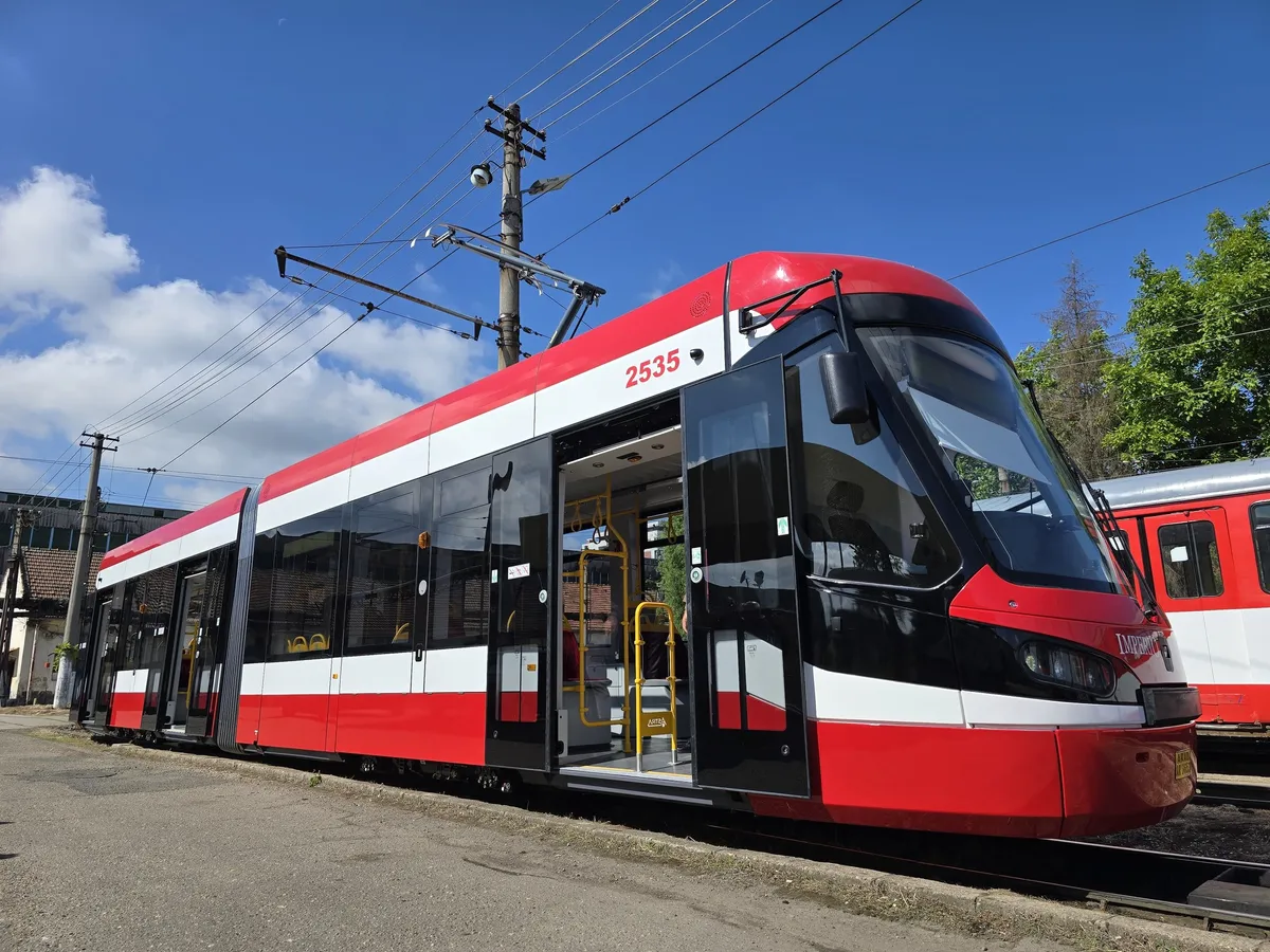 Biletul de autobuz, troleibuz, tramvai, 1 leu pentru 24 de ore la Arad. În București, de 8 ori mai scump