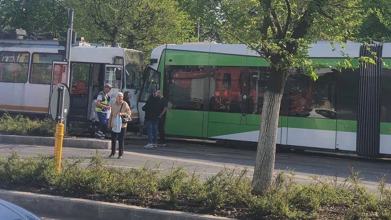 Accident incredibil, în București. Două tramvaie s-au lovit frontal, bot în bot - Foto: Facebook / Info Trafic Bucuresti și Ilfov