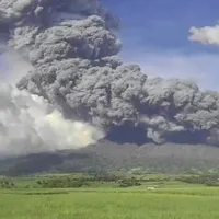 VIDEO Vulcanul Kanlaon din Filipine a erupt. 87.000 de persoane au fost evacuate - Foto: Profimedia Images