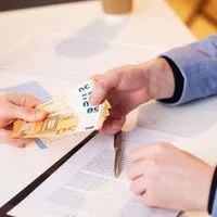 Șeful frontierei Sculeni și doi polițiști luau mită și 700€ ca să dea verde la vamă. DNA i-a reținut - Foto: Profimedia Images/ Imagine cu caracter ilustrativ
