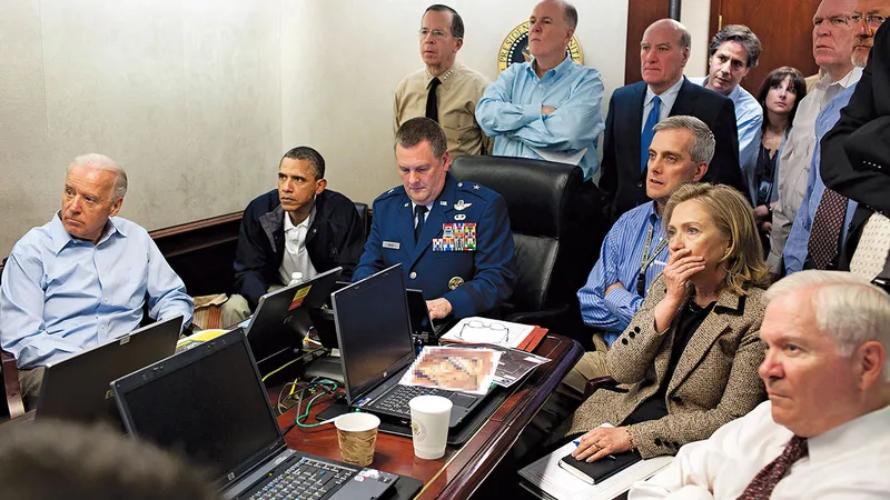 Președintele Barack Obama, vicepreședintele Joe Biden, secretarul de stat Hillary Clinton și membrii echipei de securitate națională primesc o actualizare a misiunii împotriva lui Osama bin Laden la Casa Albă.
