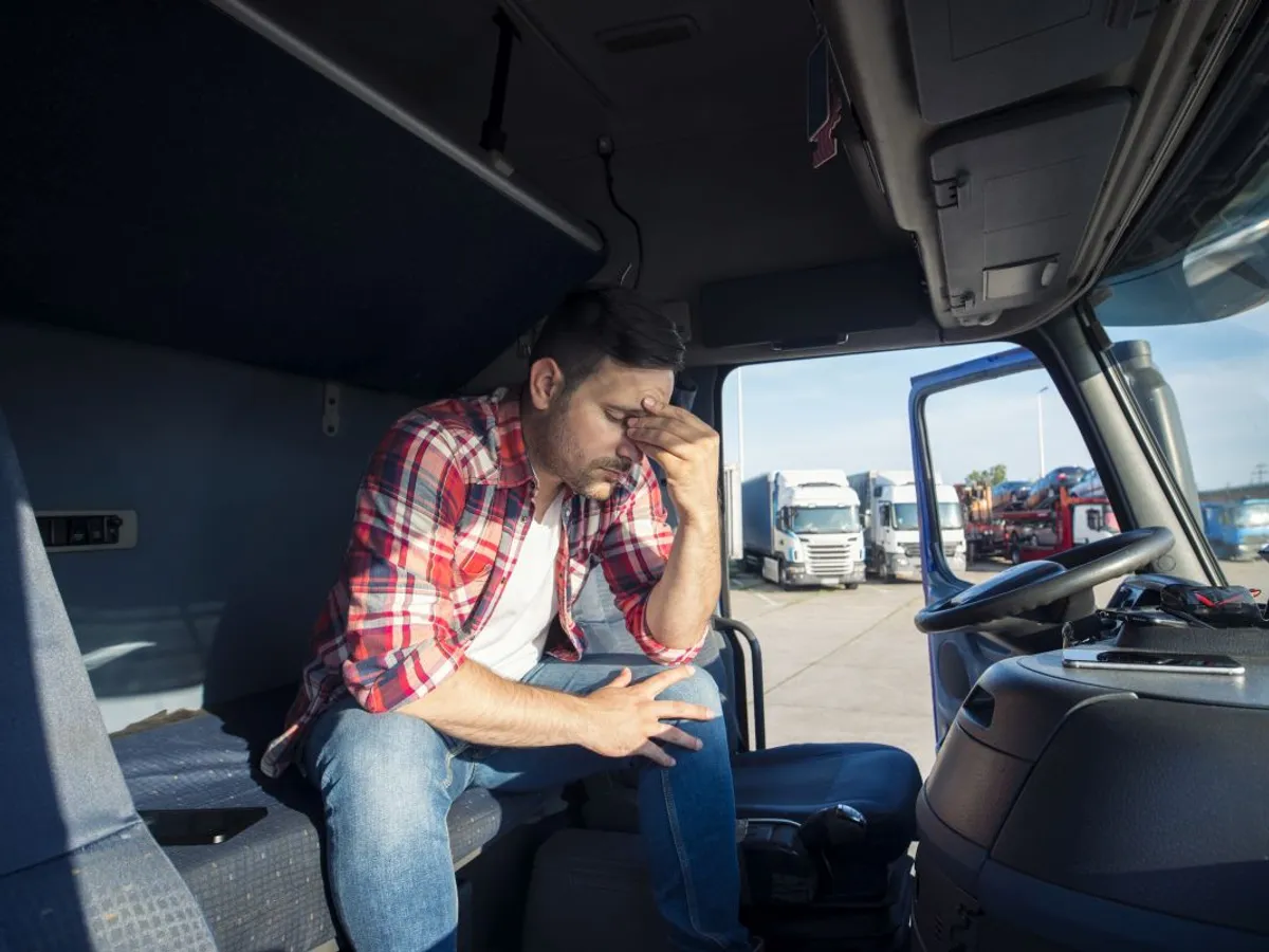Camionagiu obosit, pregătindu-se să se culce în cabina camionului său - Foto: Magnific.com/aleksandarlittlewolf