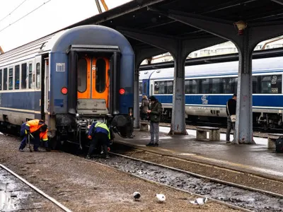 O tânără a ajuns la spital după ce a mers o noapte întreagă cu trenul. Ce a descoperit mama ei acasă