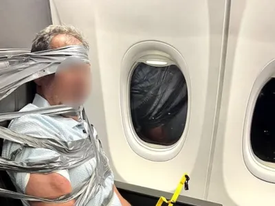 Scandal-monstru în avion. Pasagerii s-au văzut obligați să lege cu bandă adezivă un bărbat recalcitrant