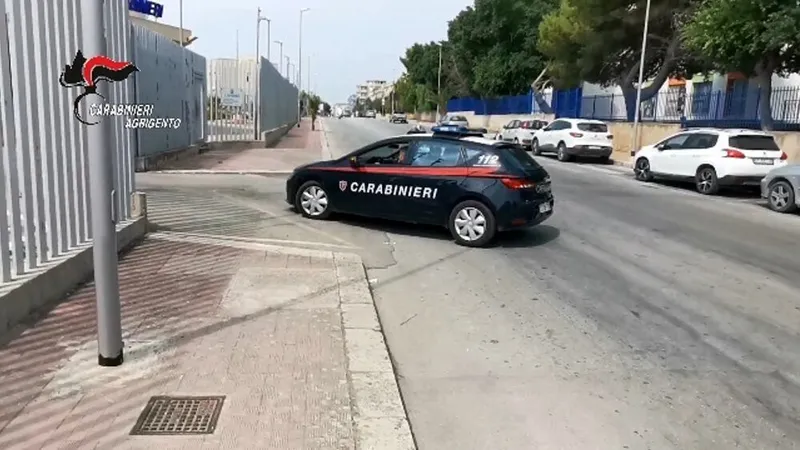 Carabinierii din Naro au avut de furc cu un român foarte supărat că un italian voia să-i facă forme legale de muncă Foto: carabinieri