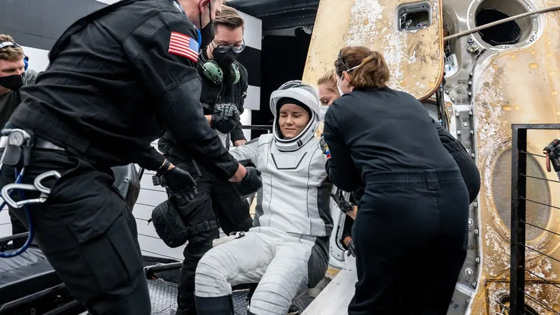 Cosmonautul Roscosmos Anna Kikina este ajutată să iasă din nava spațială SpaceX Dragon Endurance la bordul navei de recuperare SpaceX Shannon - Foto: Profimedia Images