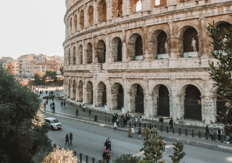 Colosseumul din Roma. &Icirc;n st&acirc;nga, &icirc;n plan &icirc;ndepărtat, se văd clădirile de locuit vechi din capitala Italiei - Foto: Pexels/Gonzalo Mendiola
