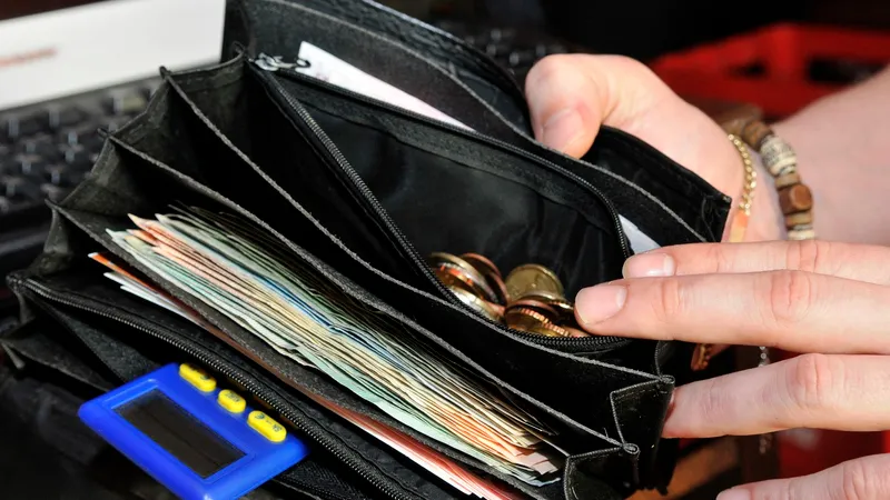 Moneda cu o mamă și fiul ei care valorează mii de euro. De ce este atât de scumpă? - Foto:Profimedia Images (rol ilustrativ)