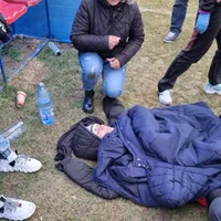 Unul dintre fotbaliști a rămas întins pe jos în urma unei lovituri primite în piept cu crampoanele și a fost nevoie ca Ambulanța să intre pe teren Foto: prosport.ro