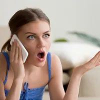 O femeie vorbește la telefon - Foto: Freepik (rol ilustrativ)