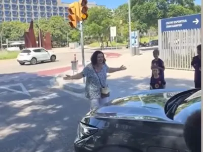 O femeie a oprit o mașină în stradă și ce a urmat face înconjurul lumii! Spaniolii exclamă: ”Avem clipul anului”