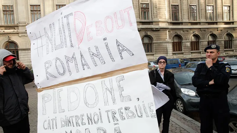 Mariana Oprea, supravieţuitoare a incendiului din clubul Colectiv, la un protest împotriva primarului Piedone, în 2016 Foto: INQUAM Photos/Liviu Florin Albei