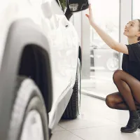 Ai plastice decolarate pe mașină? Iată două trucuri prin care le poți reda look-ul de nou - Foto: Freepik (Imagine cu rol ilustrativ)
