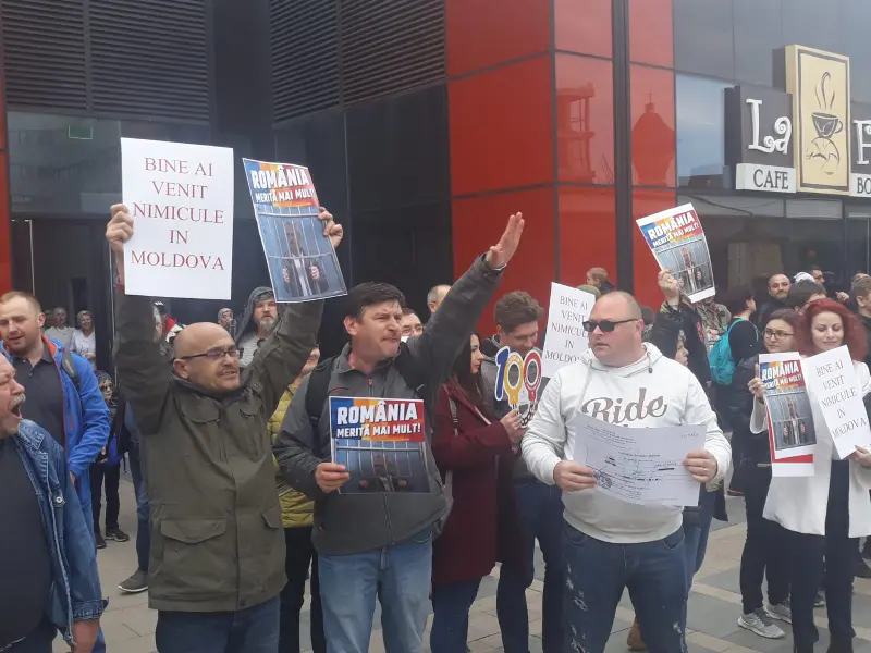 Câteva zeci de protestatari l-au huiduit pe Dragnea la Iași. Foto Ziarul de Iași