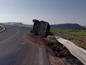 Un camion s-a răsturnat pe A3 Târgu Mureș - Turda și a „cosit” zeci de metri de parapet. / Foto: infotraficromania.ro