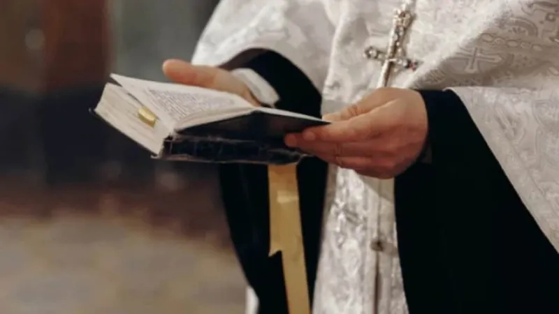 Un preot sucevean îi jupoaie de bani pe amărâții dintr-un sat:„Nu puteți veni la noi cu 300 de lei” Foto: TeleM (fotografie cu caracter ilustrativ)