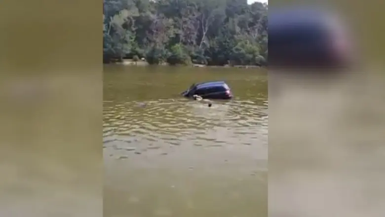 O șoferiță care a plonjat cu mașina în lacul Ciric din Iași a fost salvată de un polițist local Foto: captură video