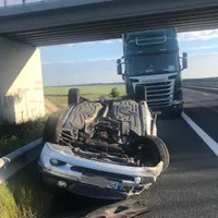 Un autoturism s-a răsturnat după de s-a acroșat cu un TIR pe A1 Deva - Nădlac. Șoferul a murit. / Foto: infotraficromania.ro