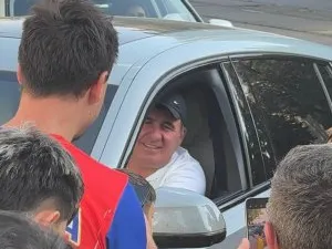Ce mașină conduce Gică Hagi. ”Regele” a întors toate privirile la sosirea la stadionul din București