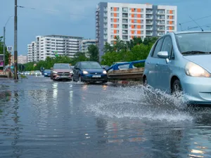 Splaiul Unirii, lângă Pasajul Mihai Bravu, inundat de apă, după ploaia torenţială din Bucureşti - Foto: INQUAM PHOTOS/Pană Tudor