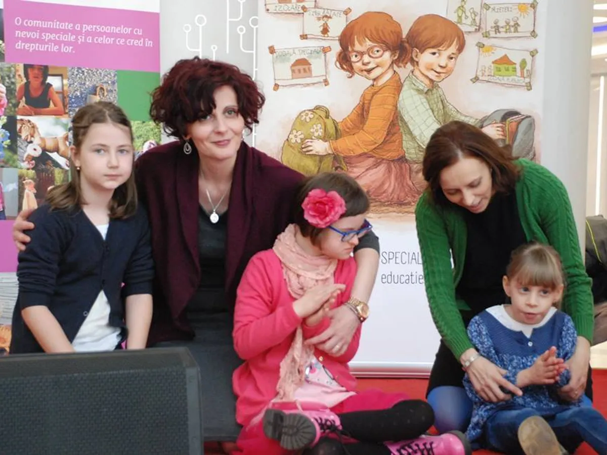 Mădălina Turza și fetița ei (centru), la lansarea cărții activistei, „Leia și David”, în 2016. FOTO: Madalinaturza.info