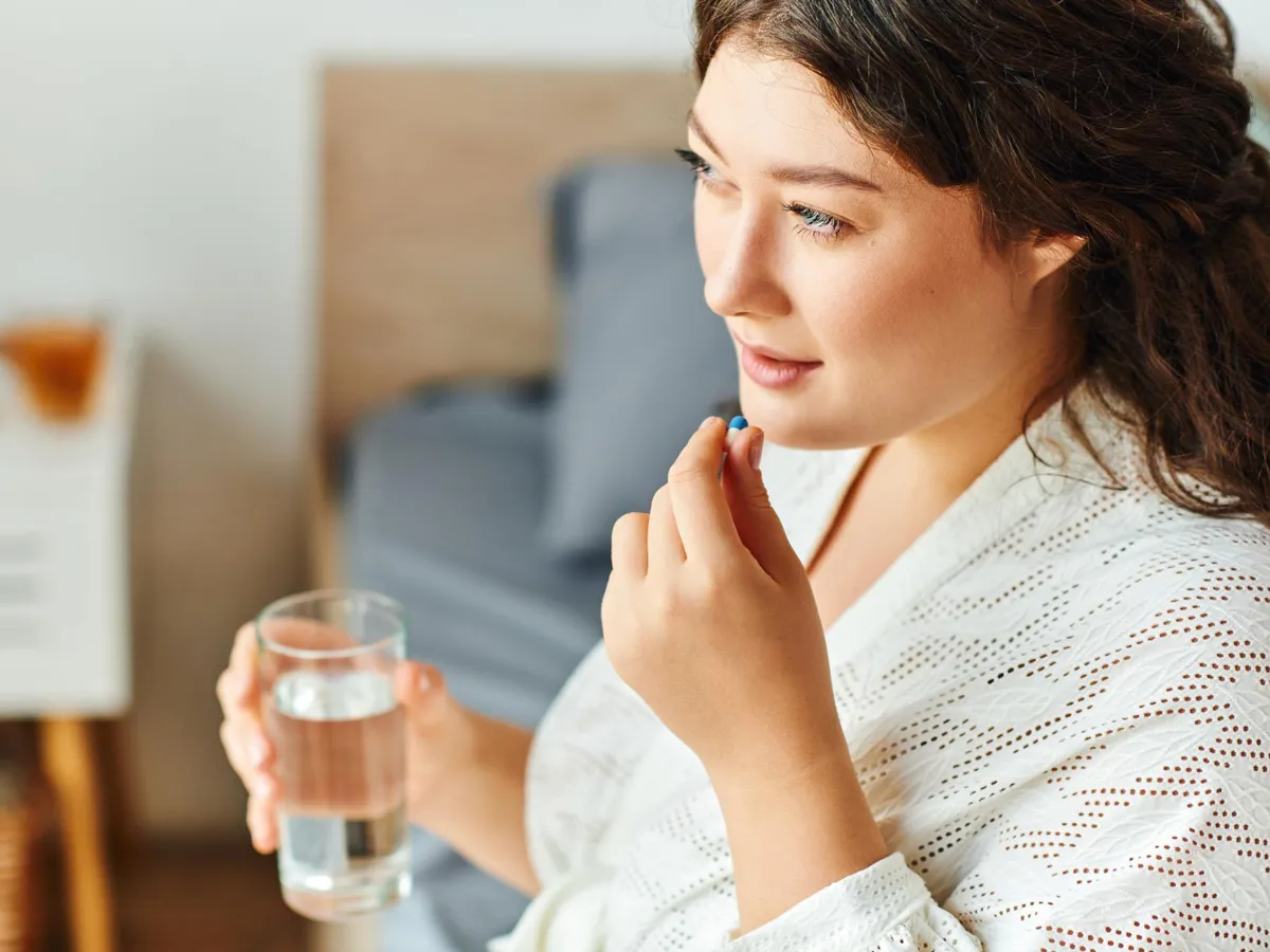 Femeie care administrează o vitamină - Foto: Freepik (rol ilustrativ)