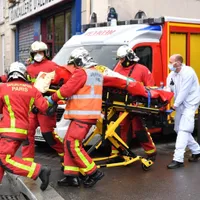Doi jurnaliști au fost răniți, vineri, în atacul de la fostul sediu al Charlie Hebdo. Sursa: Al Jazeera/AFP