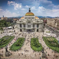 Îmbrăcaţi în combinezoane de protecţie sanitară, trei indivizi au jefuit o bancă în Mexic/FOTO: viajes.nationalgeographic.com.es
