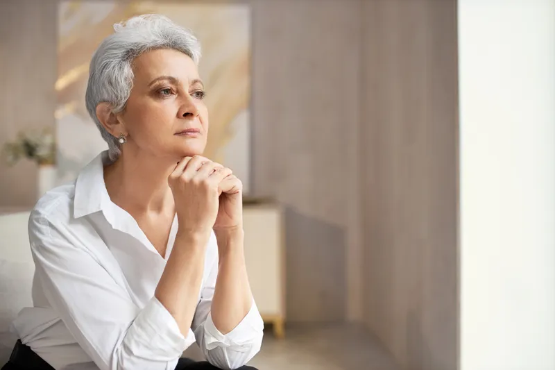Pensionară supărată la pensie - Foto: Freepik
