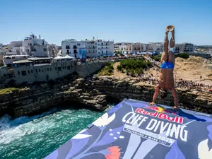 Doi români, în „Top 8”, în campionatul mondial de sărituri în apă, de la 27 de metri, de pe stânci - Foto: Red Bull