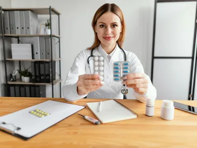 Doctor prescrie medicamente - Foto: Freepik