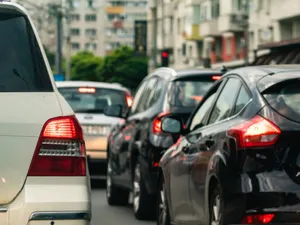 Ce este „regula fermoarului”, pe care parlamentarii o vor inclusă în Codul rutier. Ce amenzi pot primi șoferii care nu o vor respecta