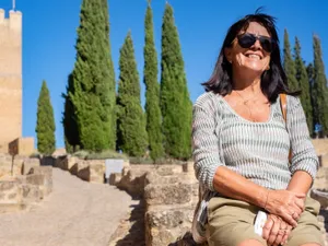Pensionar, mulțumit de pensie, stă la Soare - Foto: Freepik