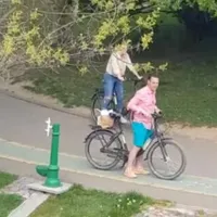 Robert Negoiță a ajuns în presa internațională după ce a fost prins la plimbare cu iubita sa, când restul oamenilor trebuiau să stea în casă. Sursa: Captură video