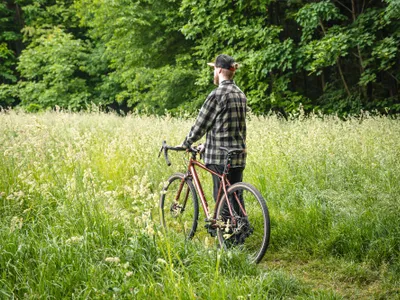 Bărbat cu bicicleta - Foto: freepik (rol ilustrativ)