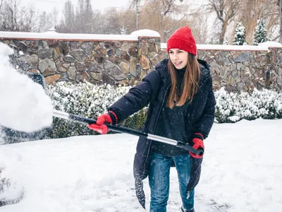 Femeie la lopată, iarna - Foto: Freepik