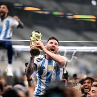 Messi recreează imaginea emblemă a lui Maradona. A fost ridicat „la cer” de coechipierii săi - FOTO: Profimedia