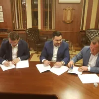 În ultima zi de mandat, Cuc (în mijloc) era ocupat cu semnat hârtii/FOTO: facebook.com