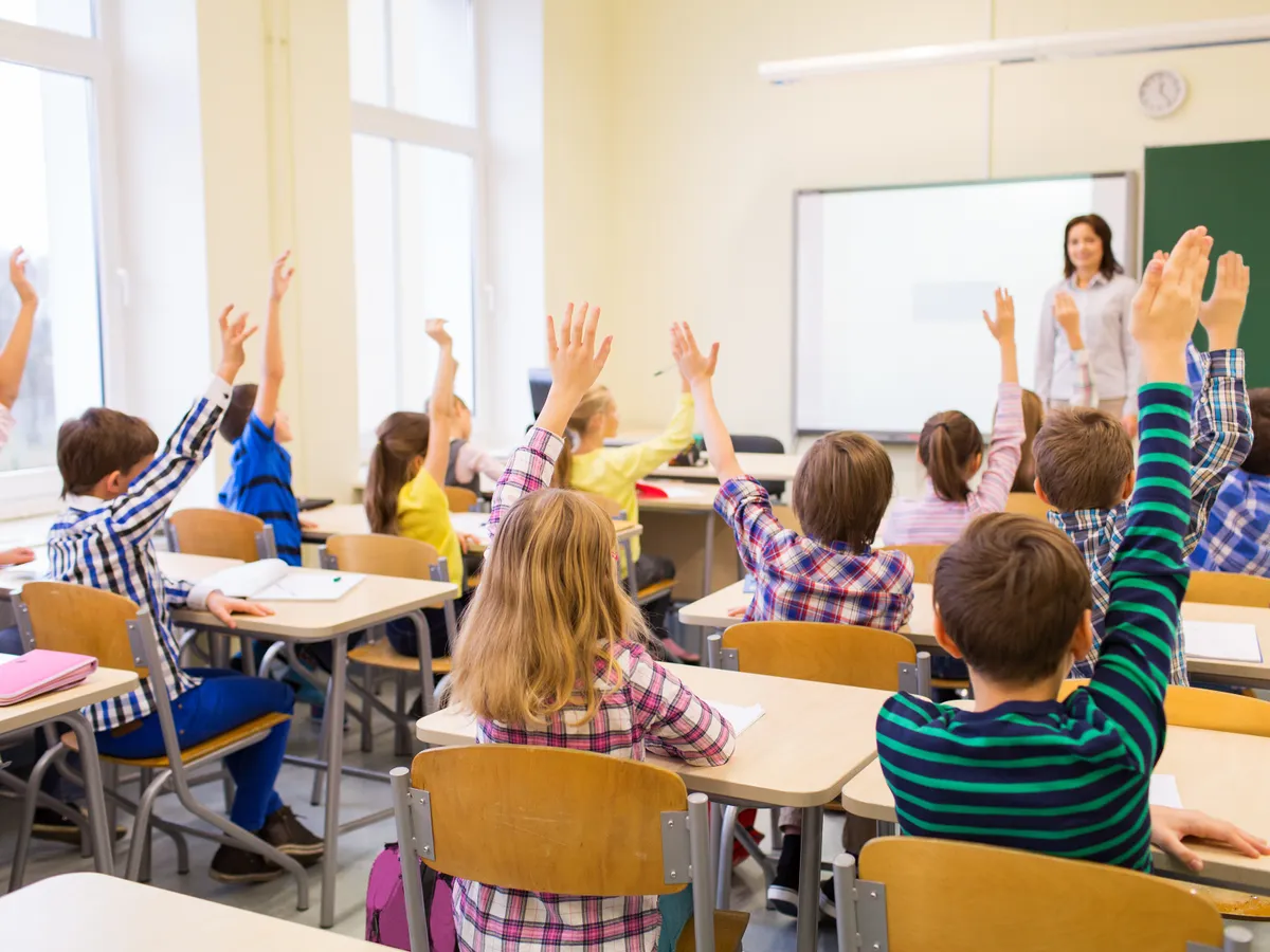 Profesorii care pretind elevilor să cotizeze la fondul clasei vor fi amendați cu 2.000 lei / Oxford Learning
