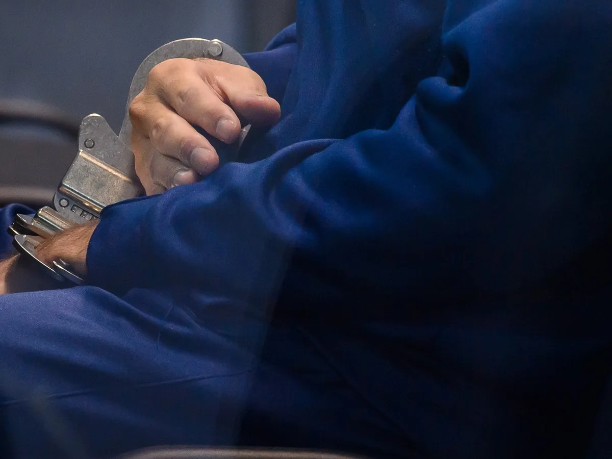 Poliția Română a adus în țară 11 urmăriți care se ascundeau în stăinătate. Pentru ce erau căutați