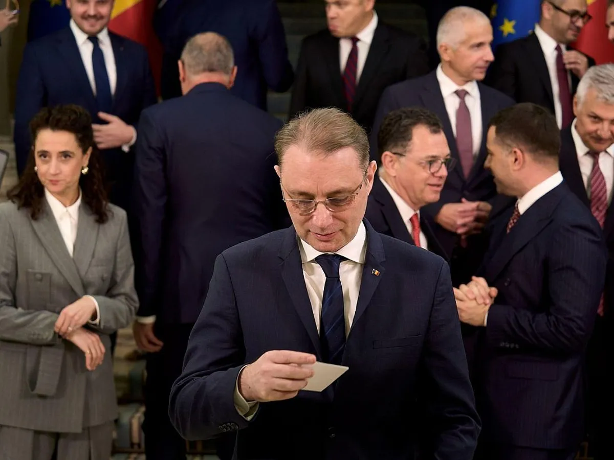Prim-ministrul Luca Niculescu, în faţa membrilor cabinetului său - Foto: Profimedia Images