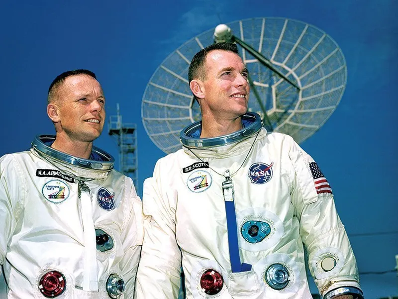 Armstrong, şi pe pagina opusă, şi Scott se îmbarcă pe Gemini 8, pe 16 martie 1966. Deşi s-au aşteptat la provocări, nu ştiau că vor fi împinşi la limita abilităţilor lor doar pentru a rămâne în viaţă.