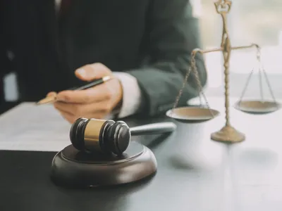 Prim-plan pe ciocanul de lege - Foto: Freepik (Imagine cu rol ilustrativ)