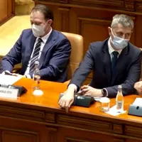 Barna indică unui funcționar unde sunt ochelarii săi Foto: Captură Digi 24/ Libertatea