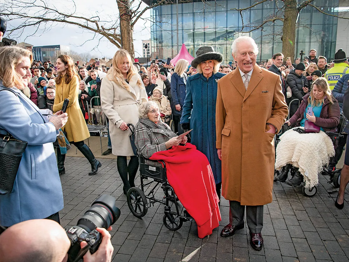 În timpul vizitei cuplului din 13 februarie în oraș, Charles a înmânat o felicitare aniversară centenarei Rona Grafton, fotografiată cu felicitarea - o tradiție a monarhului britanic pentru supuși atunci când aceștia ating vârsta de 100 de ani
