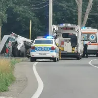 Un microbuz plin cu pasageri a intrat într-un cap de pod și s-a răsturnat. / Foto: infotraficromania.ro