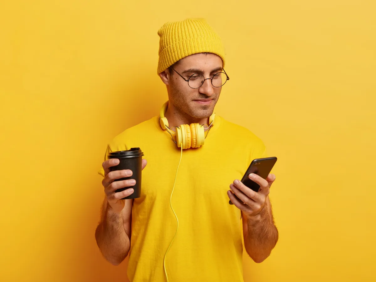 Tanar care sta pe telefon Foto Freepik (rol ilustrativ)